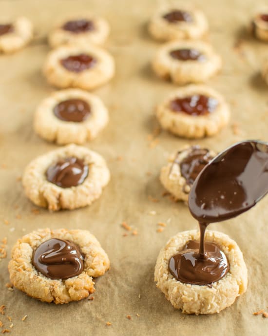 Buttery #vegan Coconut Chocolate Thumbprints that will get you into the holiday spirit! | webserie.futebolmilionario.com