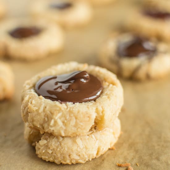Buttery #vegan Coconut Chocolate Thumbprints that will get you into the holiday spirit! | webserie.futebolmilionario.com