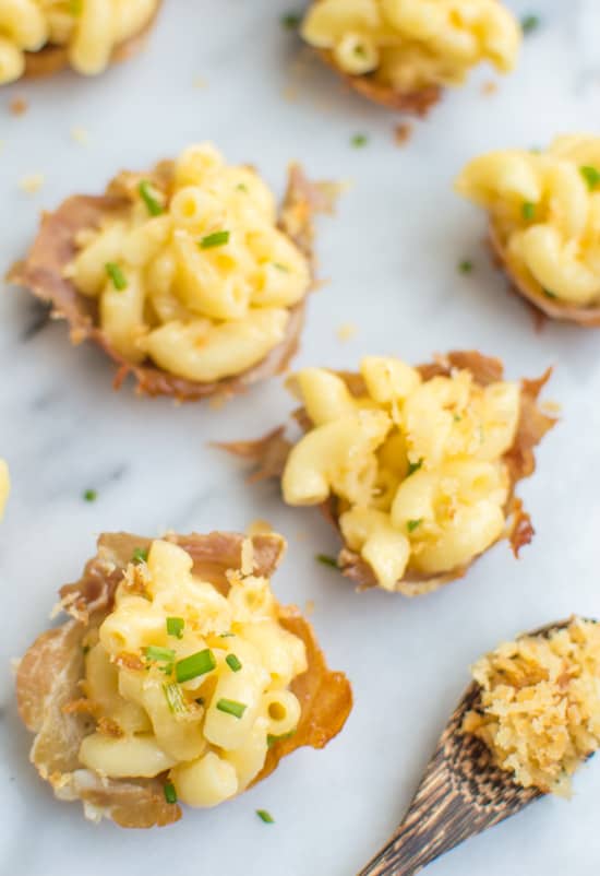 The best comfort food made into one AMAZING appetizer for parties - creamy macaroni and cheese proscuitto bites | webserie.futebolmilionario.com