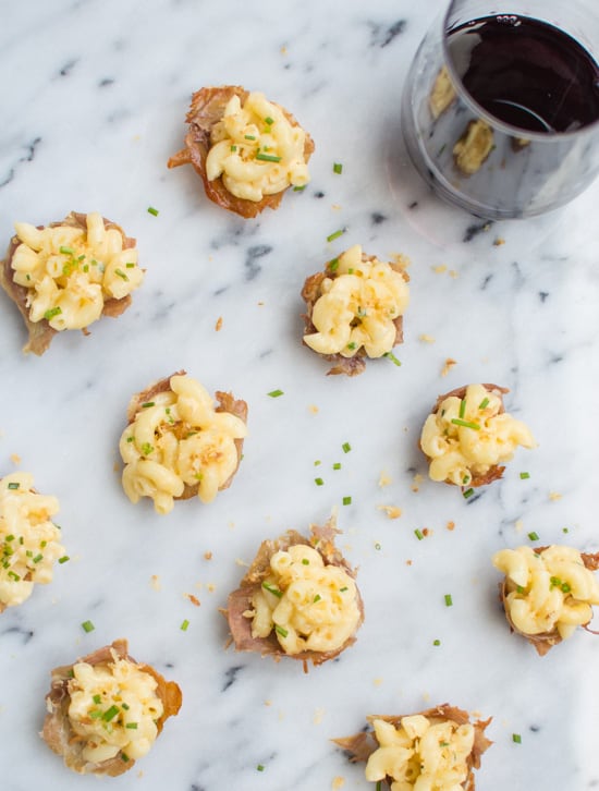 The best comfort food made into one AMAZING appetizer for parties - creamy macaroni and cheese proscuitto bites | webserie.futebolmilionario.com