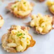 The best comfort food made into one AMAZING appetizer for parties - creamy macaroni and cheese prosciutto bites | webserie.futebolmilionario.com