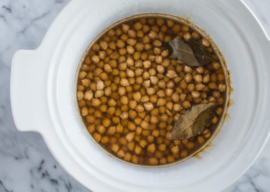 How to Make Slow Cooker Chickpeas | webserie.futebolmilionario.com @healthynibs