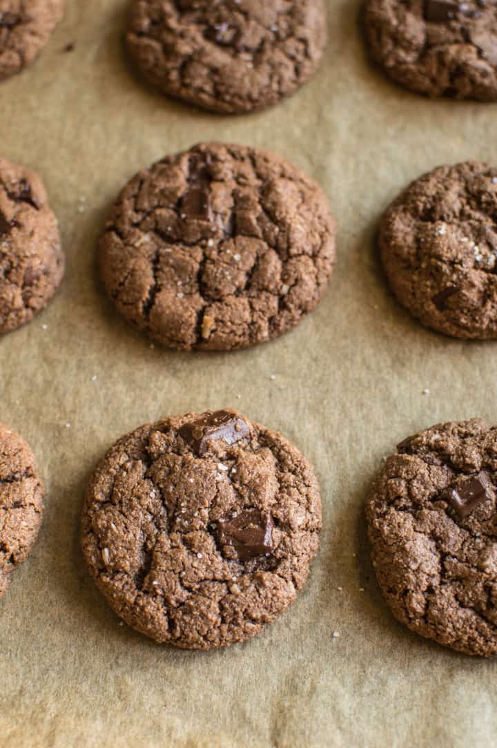 Double Chocolate Almond Cookies - they're crisp on the outside and soft like brownies on the inside! | webserie.futebolmilionario.com