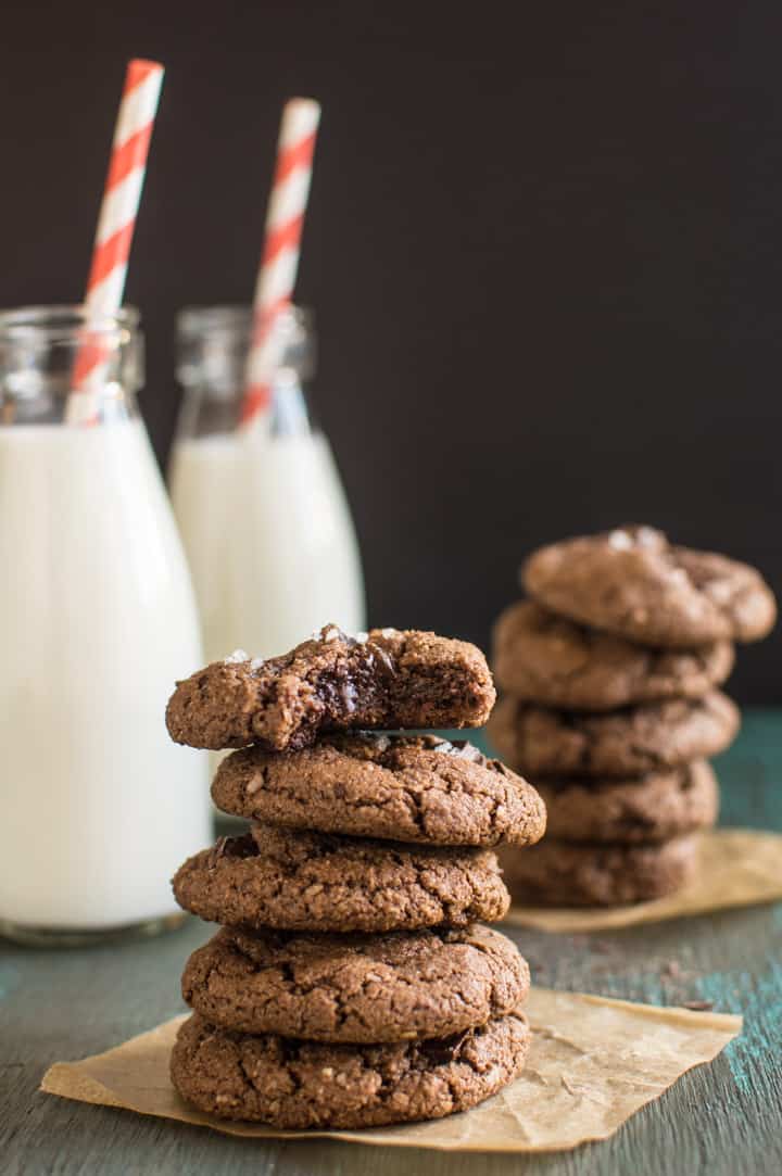 Double Chocolate Almond Cookies - they're crisp on the outside and soft like brownies on the inside! | webserie.futebolmilionario.com