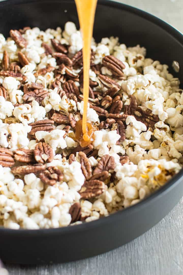 Bourbon Paprika Pecan Popcorn - a healthy caramel popcorn made with NO REFINED SUGAR and ready in 30 minutes! | webserie.futebolmilionario.com