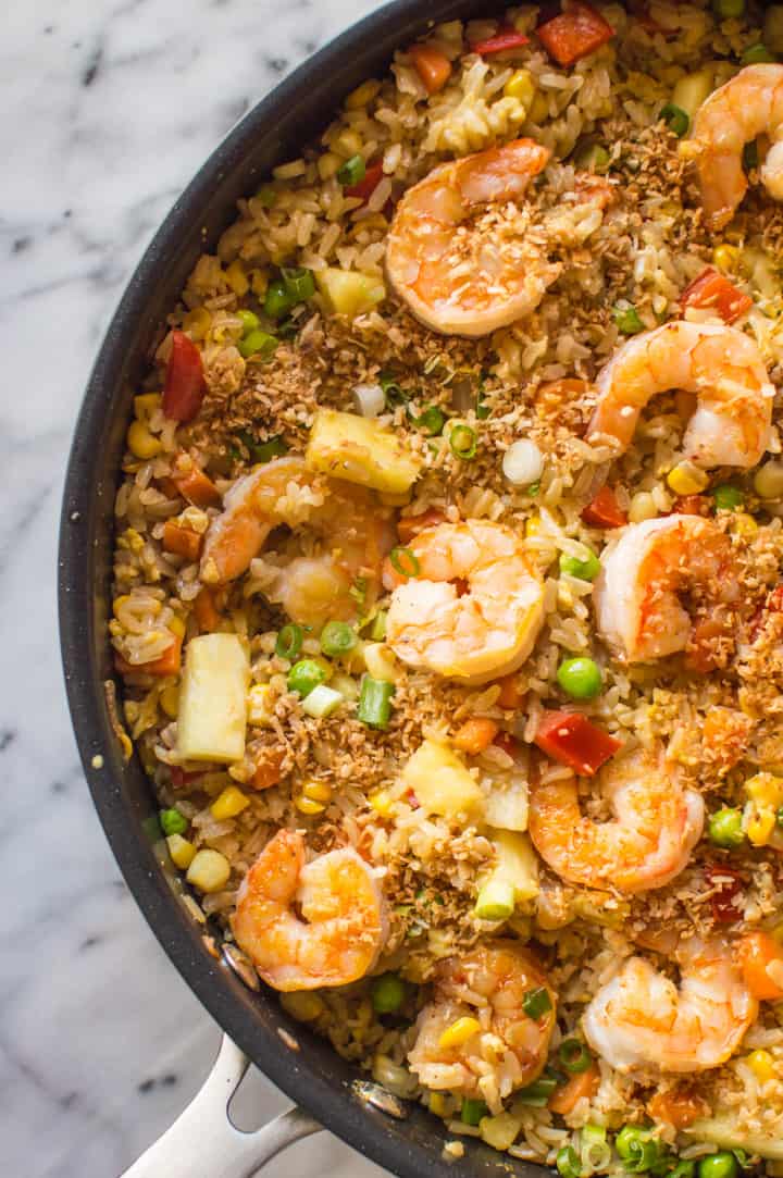 Coconut Pineapple Fried Rice with Shrimp - perfect for parties | webserie.futebolmilionario.com 