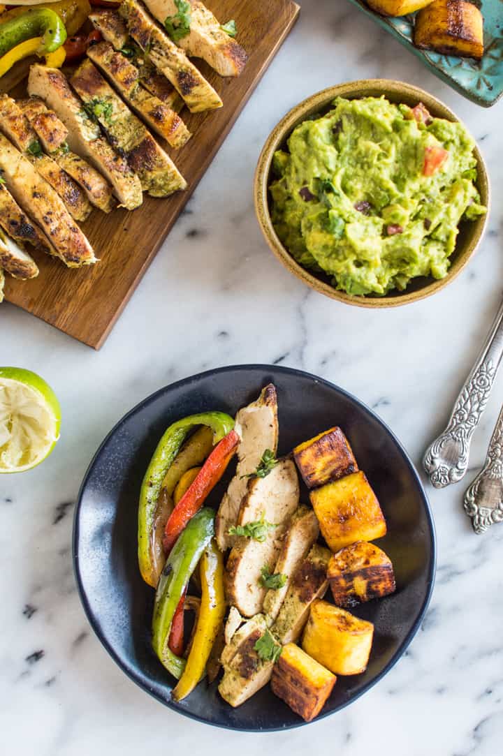 Cilantro Chicken Fajitas with Fried Plantains - a healthy, easy paleo and gluten-free meal that is perfect for weeknights! | webserie.futebolmilionario.com