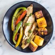 Cilantro Chicken Fajitas with Fried Plantains - a healthy, easy paleo and gluten-free meal that is perfect for weeknights! | webserie.futebolmilionario.com