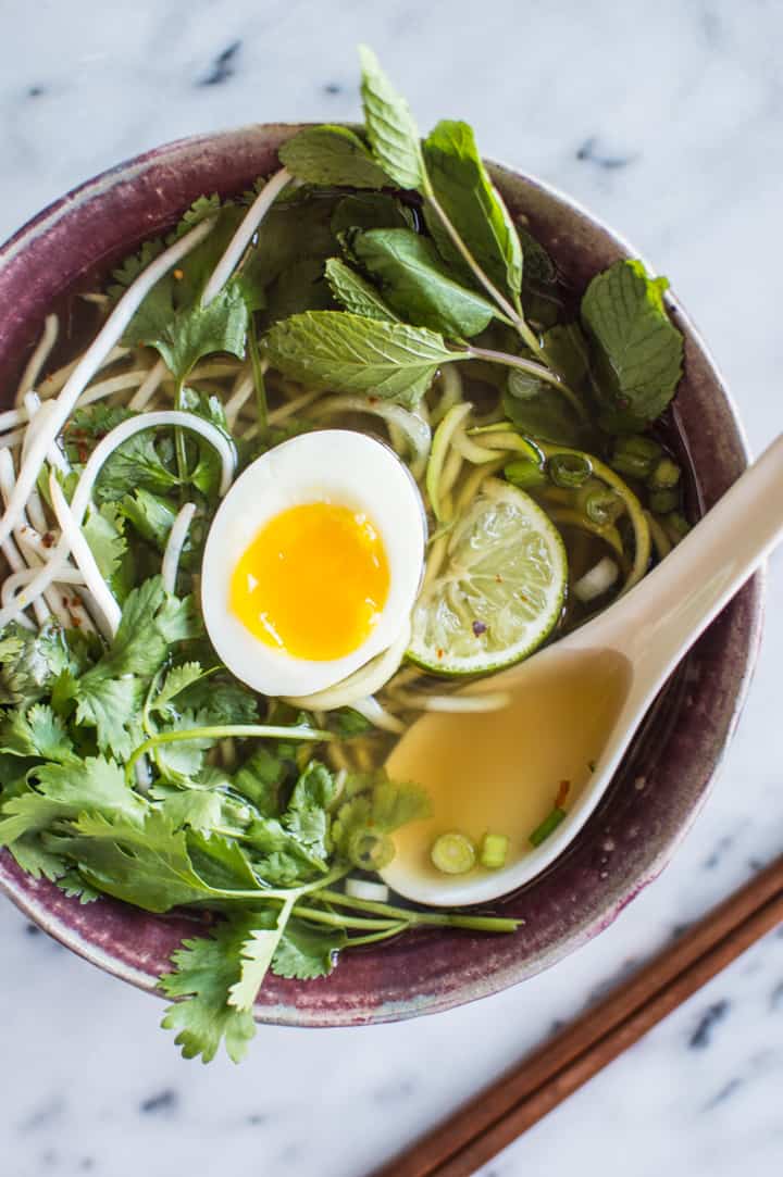 Quick Vegetarian Pho with Zucchini Noodles - an easy pho recipe that anyone can make! This dish is healthy, gluten-free and paleo | webserie.futebolmilionario.com