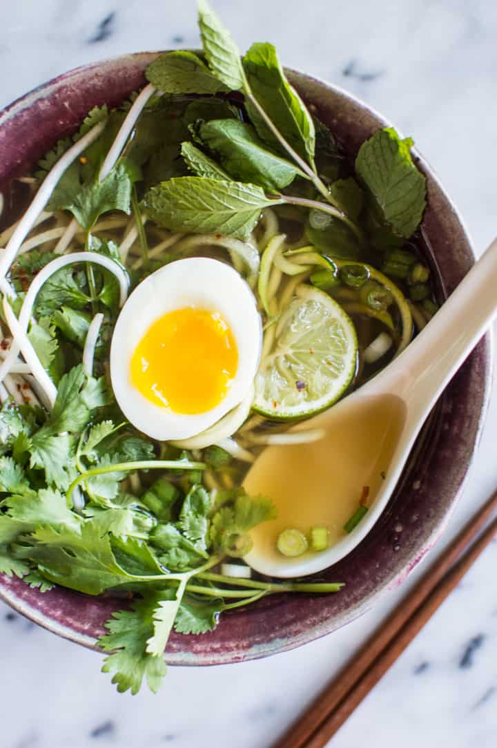 Quick Vegetarian Pho Recipe with Zucchini Noodles - an easy pho recipe that anyone can make!  | webserie.futebolmilionario.com