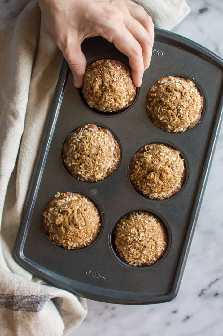 Whole Wheat Maple Banana Nut Muffins - healthy muffins made with NO refined sugar. Great recipe for breakfast! | webserie.futebolmilionario.com