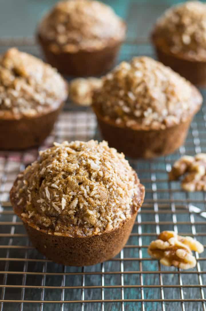 Whole Wheat Maple Banana Nut Muffins - healthy muffins made with NO refined sugar. Great recipe for breakfast! | webserie.futebolmilionario.com