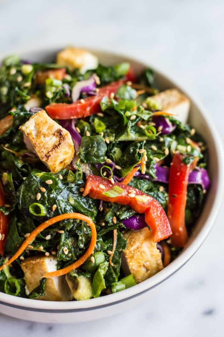 Kale Salad with Fried Tofu and Miso Ginger Dressing - an easy vegan salad with asian flavors | webserie.futebolmilionario.com