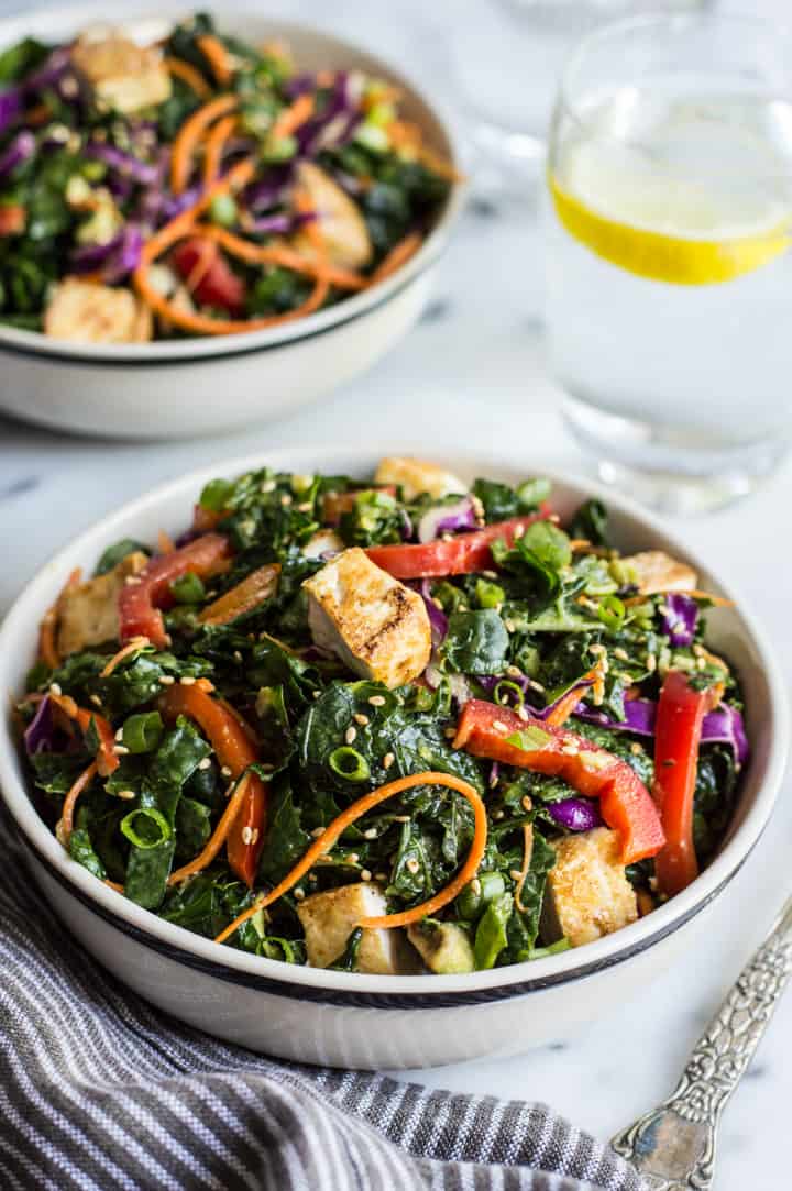 Kale Salad with Fried Tofu and Miso Ginger Dressing - an easy vegan salad with asian flavors | webserie.futebolmilionario.com