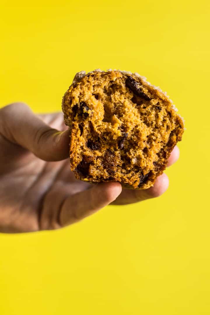 Gluten-Free Pumpkin Crumb Muffins with Chocolate - super moist muffins with a crunchy top crumble on top! | webserie.futebolmilionario.com