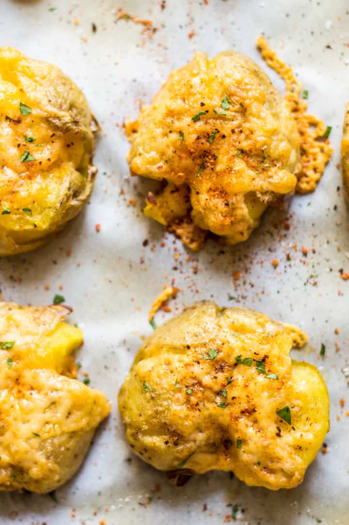 Smoked Gouda Smashed Potatoes - this side dish is perfect for weeknights or for game day! | webserie.futebolmilionario.com