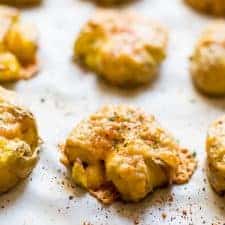 Smoked Gouda Smashed Potatoes - this side dish is perfect for weeknights or for game day! | webserie.futebolmilionario.com