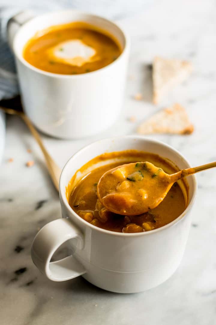 10-Minute Spicy Pumpkin Curry Chowder in a Mug - super easy vegan and gluten-free meal! | webserie.futebolmilionario.com