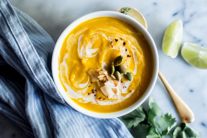 Thai Spiced Butternut Squash Soup - easy vegan and gluten free soup that is perfect for fall! | webserie.futebolmilionario.com