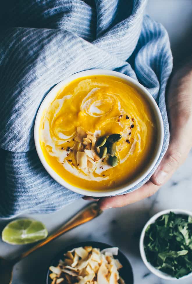 Thai Spiced Butternut Squash Soup - easy vegan and gluten free soup that is perfect for fall! | webserie.futebolmilionario.com