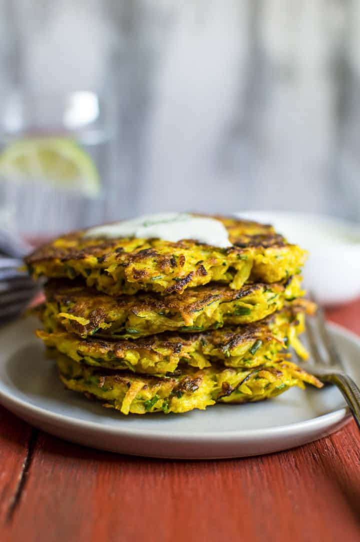 8-Ingredient Turmeric Zucchini and Potato Fritters - easy gluten-free sides that are perfect for any meal! | webserie.futebolmilionario.com