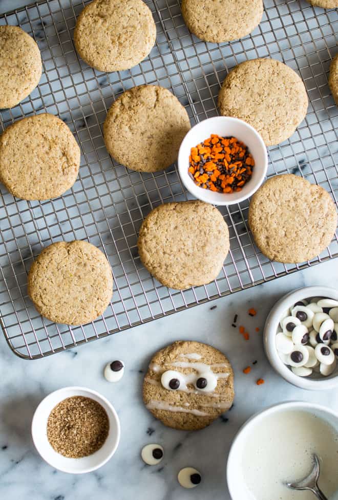 Vegan Spiced Butternut Squash Sugar Cookies - these easy gluten-free cookies are great for Halloween! | webserie.futebolmilionario.com
