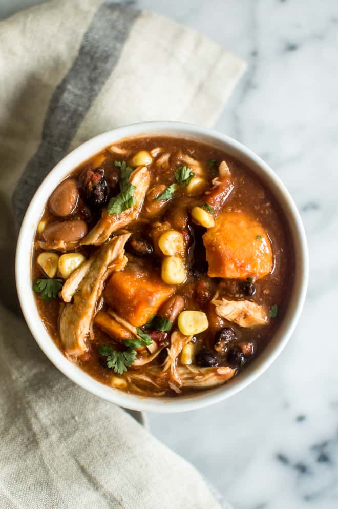 Easy Slow Cooker Chipotle Chicken Chili - a delicious meal with only 15 minutes of prep! | webserie.futebolmilionario.com