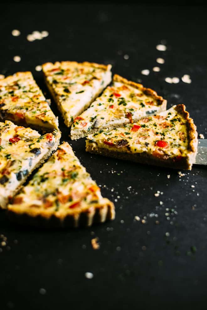 Mexican Quiche with Oat and Almond Crust - this healthy quiche is filled with Mexican flavors and an easy press-in oat and almond crust! by Lisa Lin of webserie.futebolmilionario.com