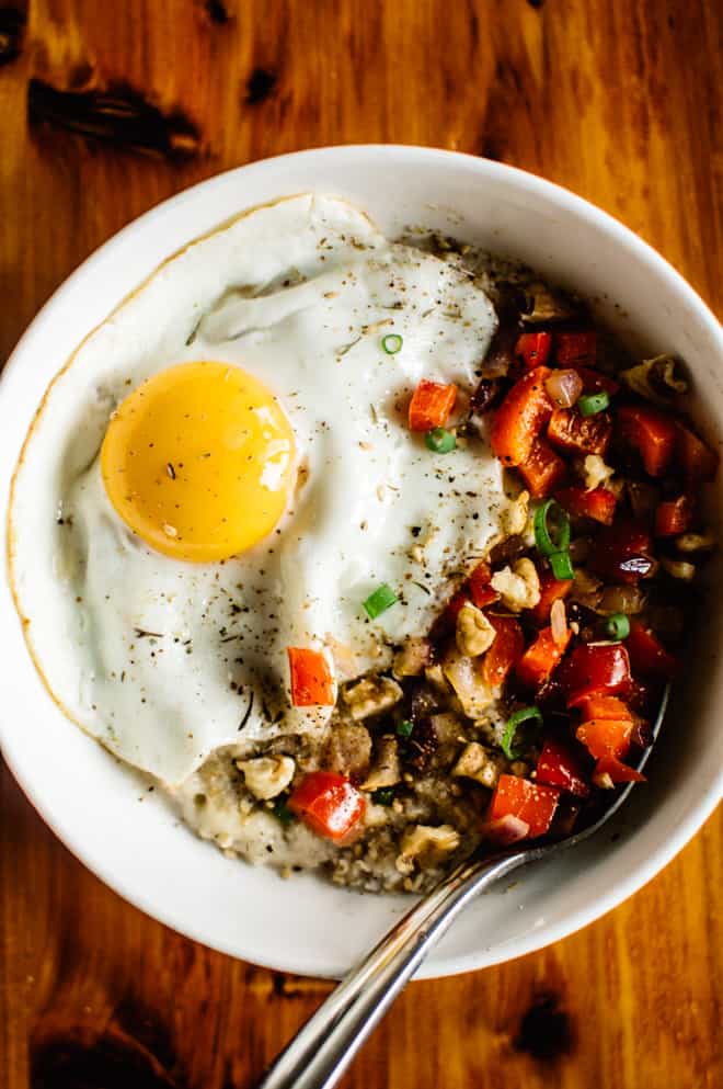 Savory Oatmeal with Cheddar and Fried Egg - perfect breakfast bowl ready in 10 minutes! by Lisa Lin of webserie.futebolmilionario.com