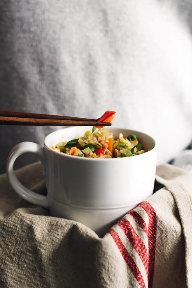 Gluten-Free Egg Fried Rice in a Mug - easy, healthy meal that's ready in less than 10 minutes! by Lisa Lin of webserie.futebolmilionario.com