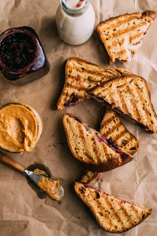 Grilled Peanut Butter and Jelly Sandwich with Brie Cheese - this is the ULTIMATE comfort food! Ready with just 5 ingredients! by Lisa Lin of webserie.futebolmilionario.com