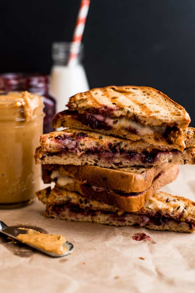 Grilled Peanut Butter and Jelly Sandwich with Brie Cheese - this is the ULTIMATE comfort food! Ready with just 5 ingredients! by Lisa Lin of webserie.futebolmilionario.com