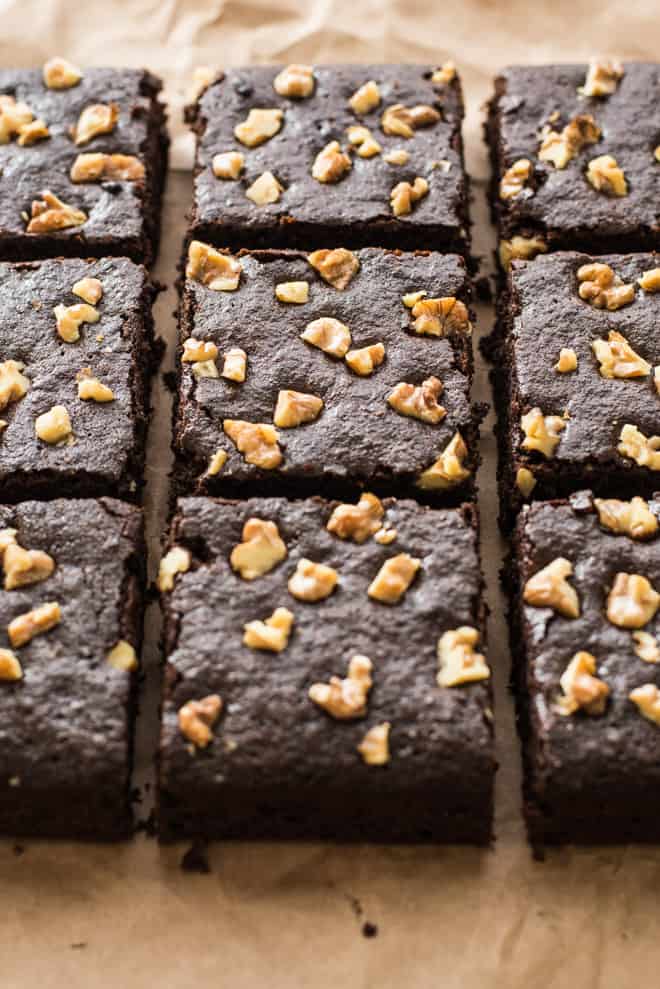 Spiced Paleo Brownies - super easy dessert that's naturally sweetened and gluten free! by Lisa Lin of webserie.futebolmilionario.com