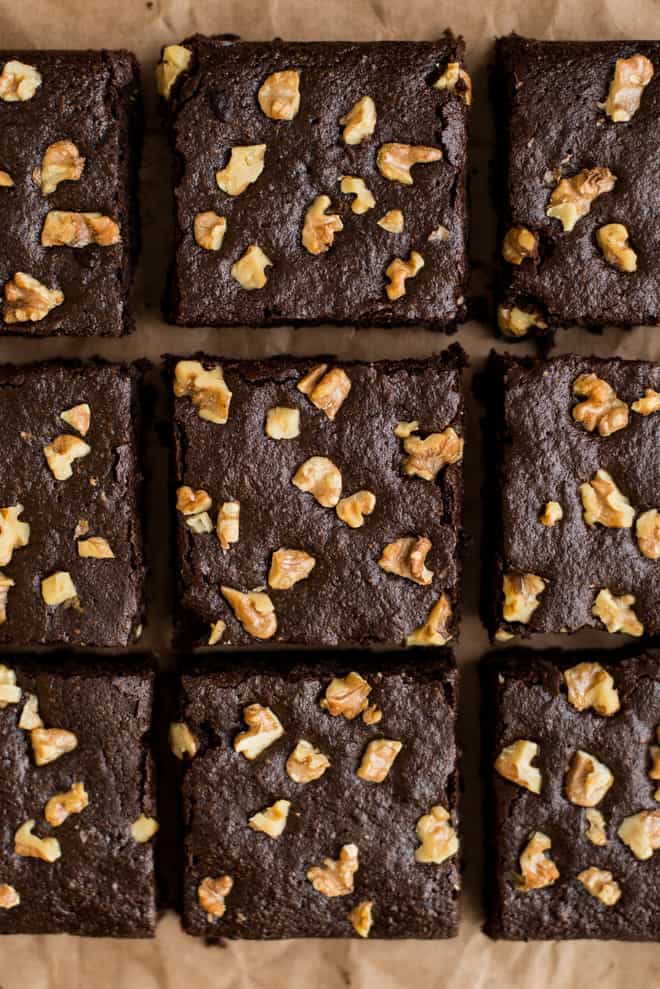 Spiced Paleo Brownies - super easy dessert that's naturally sweetened and gluten free! by Lisa Lin of webserie.futebolmilionario.com
