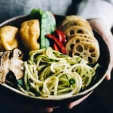 Zucchini Noodle (Zoodles) Bowl with Peanut Coconut Sauce - this dreamy vegan and gluten-free bowl is ready in 30 minutes! by Lisa Lin of webserie.futebolmilionario.com