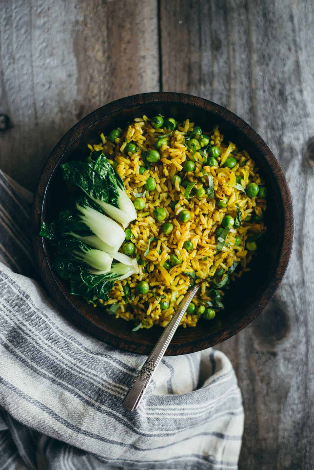 Burmese Fried Rice - a quick and healthy vegan fried rice with shallots, peas, and turmeric! #VEGAN