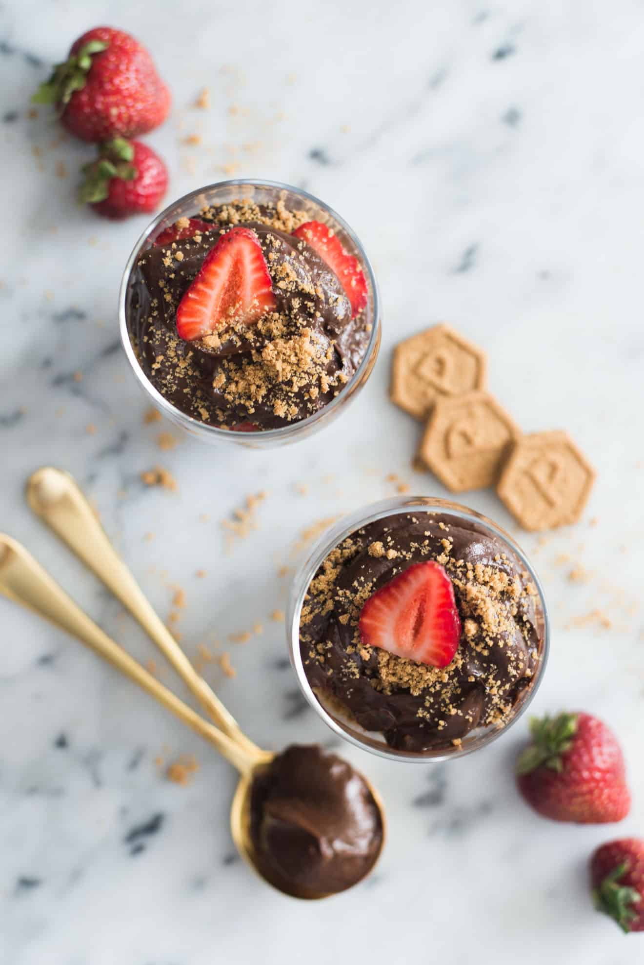 Avocado Chocolate Mousse with Graham Cracker Crust - This healthy avocado chocolate mousse is the perfect dessert. Requires only 6 ingredients to make! by @healthynibs