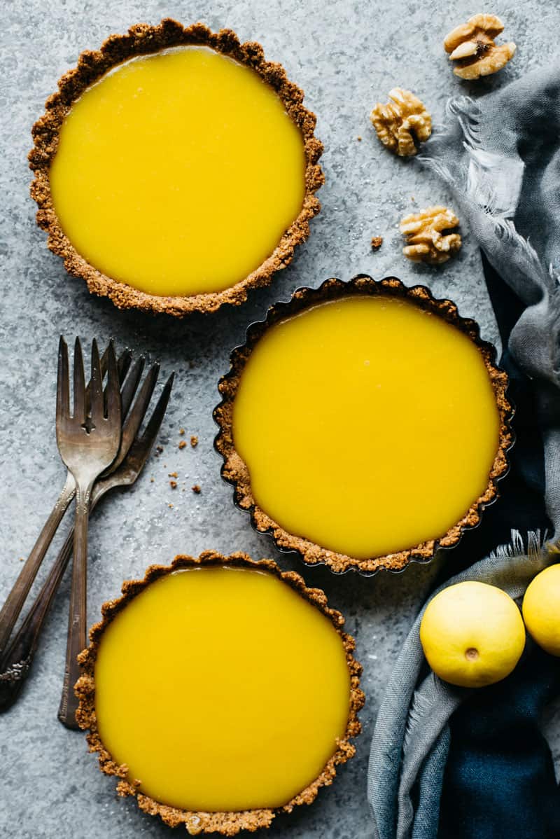Gluten-Free Lemon Tarts - sharp lemon curd is paired with a gluten-free nut flour and graham cracker crust. by @healthynibs