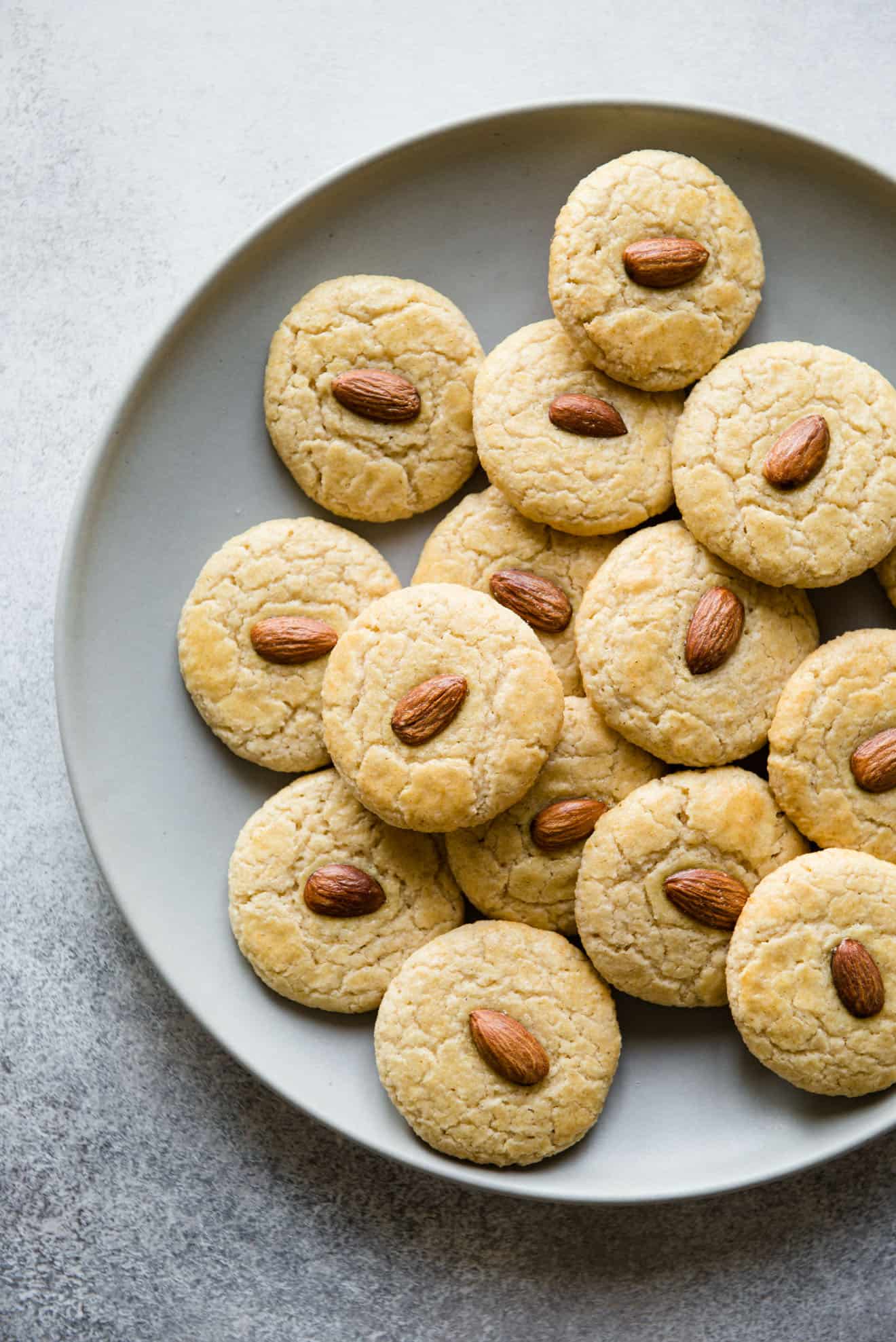 Gluten-Free Chinese Almond Cookies - great for the holiday season or for any party! #dessert #glutenfree