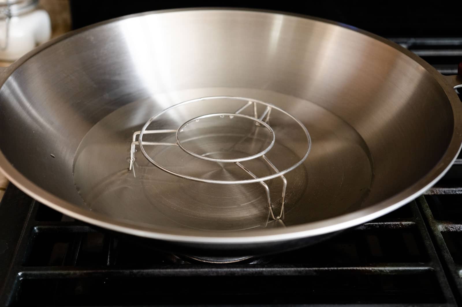 Steaming rack in wok