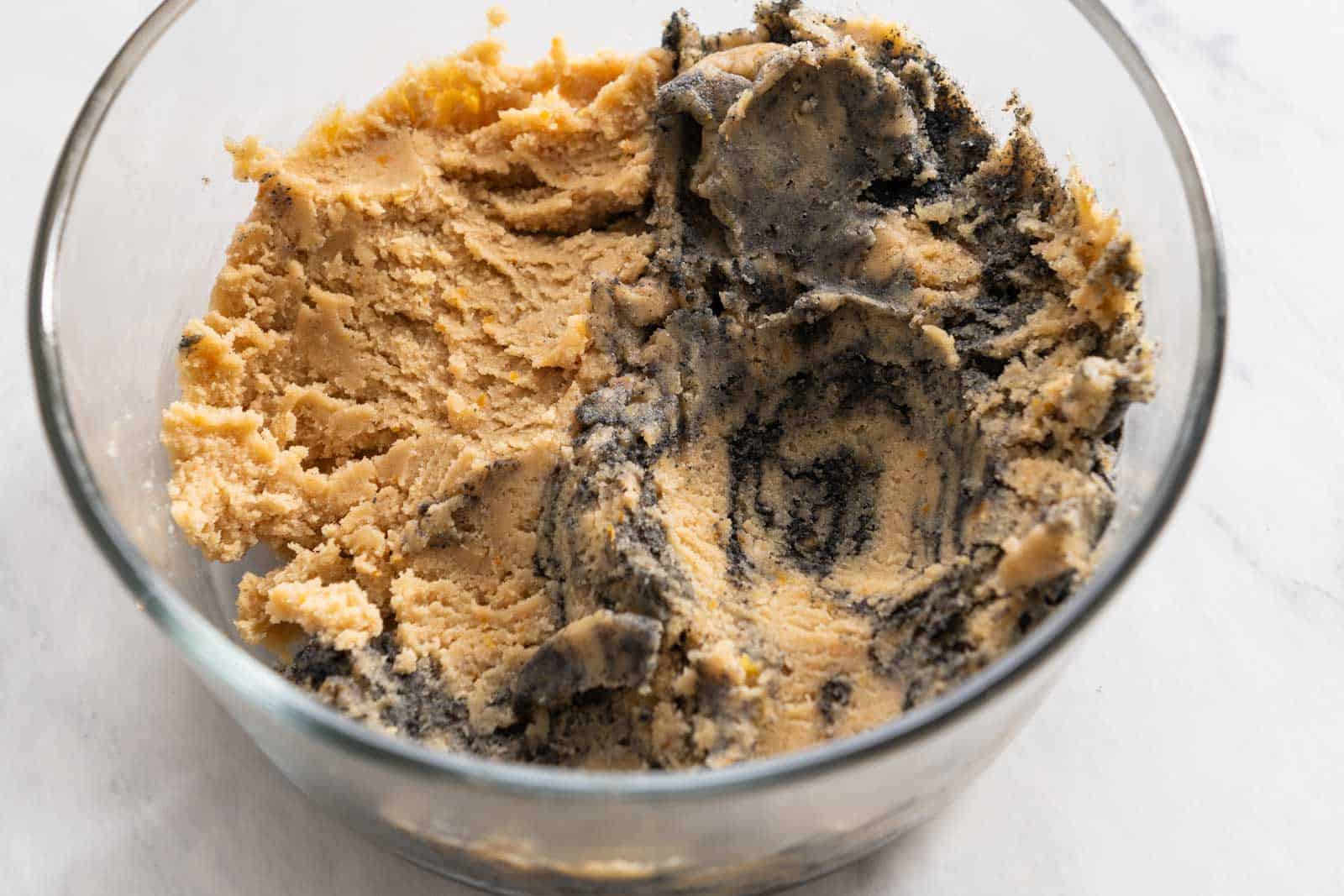 Cookie dough without black sesame paste and dough with paste